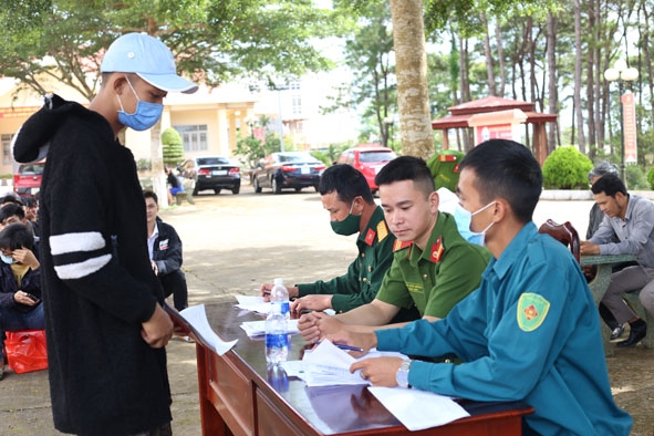 Thanh niên đến làm thủ tục khám tuyển sức khỏe tại Ban CHQS huyện Krông Búk.