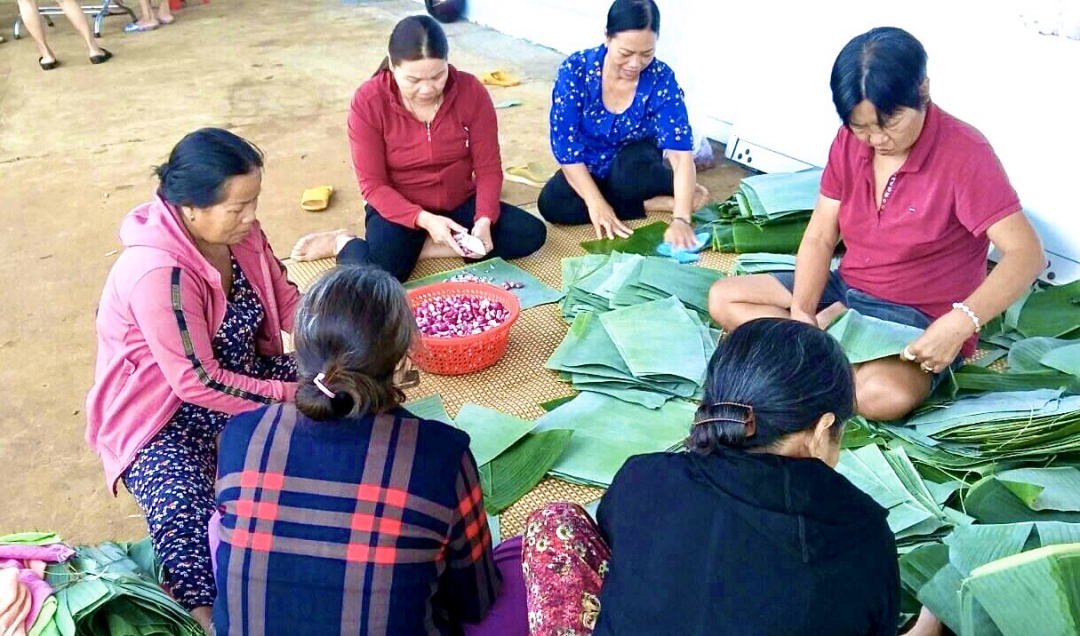 Hội Liên hiệp Phụ nữ xã Đắk Liêng tổ chức nấu bánh chưng, bánh tét gửi tặng đồng bào miền Trung.