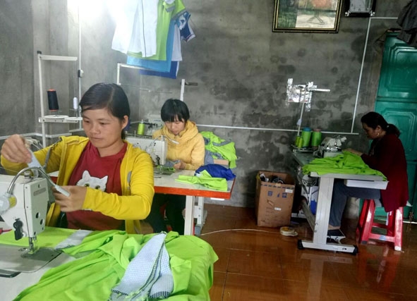 Lao động nữ nông thôn xã Ea Tam (huyện Krông Năng) tự liên kết tạo việc làm sau khi học nghề may tại Trung tâm GDNN-GDTX huyện Krông Năng. 