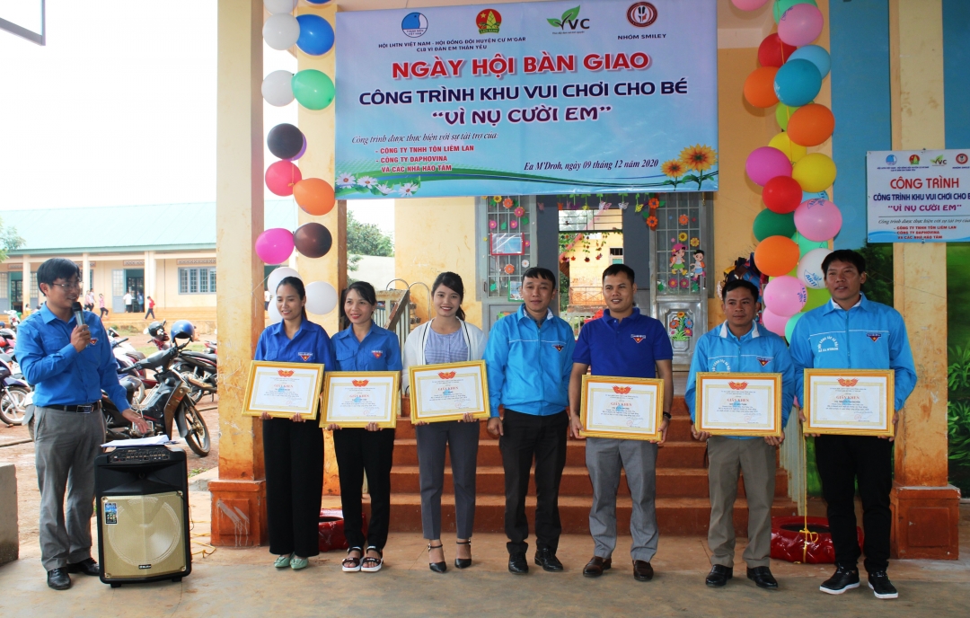 Hội LHTN Việt Nam huyện Cư Mgar tặng giấy khen cho các cá nhân có thành tích tiêu biểu trong hoạt động vì cộng đồng năm 2020.