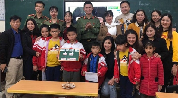 Đại diện Đoàn Thanh niên Công an tỉnh tặng quà cho học sinh Trường Tiểu học Hà Huy Tập (TP. Hà Tĩnh,  tỉnh Hà Tĩnh) ngày 28-11. 
