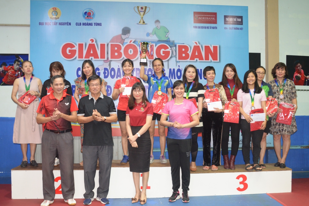 Ban tổ chức trao giải cho các đội đoạt thành tích cao, nội dung đồng đội nữ.