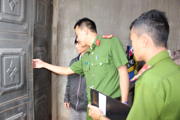 Công an xã Ea Hiao (huyện Ea H’leo) điều tra hiện trường vụ bẻ khóa đột nhập nhà người dân ở thôn 4B.