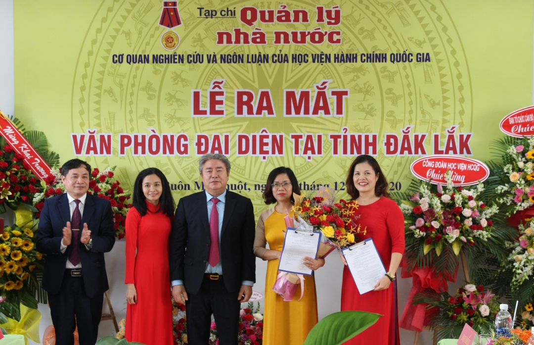 Lãnh đạo Học viện Hành chính Quốc gia và Tạp chí Quản lý nhà nước trao quyết định, tặng hoa chúc mừng Văn phòng đại diện tại tỉnh Đắk Lắk. 