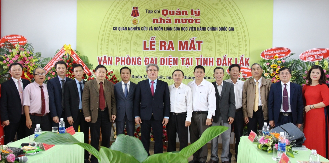 Các đại biểu chụp hình lưu niệm cùng cán bộ, phóng viên của Văn phòng đại diện tại tỉnh Đắk Lắk. 