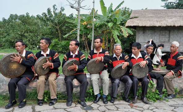 Đội chiêng của buôn Đắk Tuôr.   