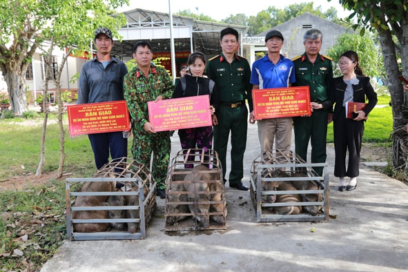 Các hộ được nhận con giống để phát triển chăn nuôi. 