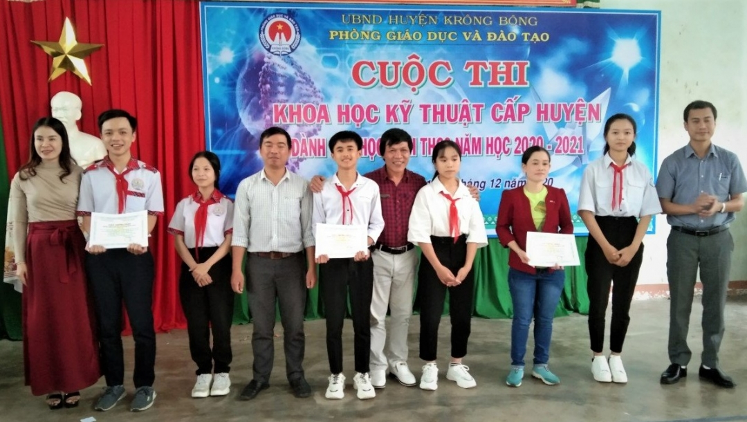 Ban tổ chức trao giải Nhất cho các dự án xuất sắc.