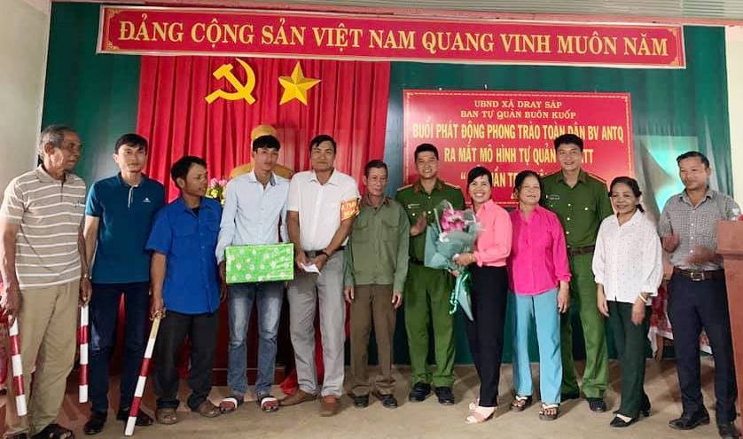 Đại diện chính quyền địa phương tặng quà cho tổ tự quản