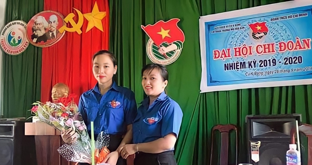 Cô giáo Trương Thị Tâm (bên trái) được khen thưởng vì có nhiều đóng góp trong công tác Đoàn tại đơn vị. (Ảnh nhân vật cung cấp)