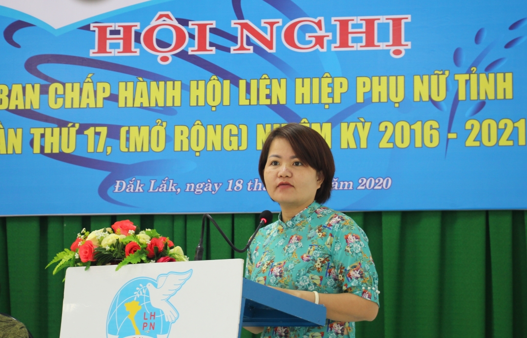 Đại diện Hội LHPN TP. Buôn Ma Thuột chia sẻ kinh nghiệm