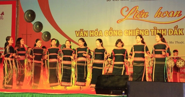 Điệu múa xoang trong tiết mục Pơ pơ Ama Kau nao Amí của đoàn huyện Ea H'leo. 