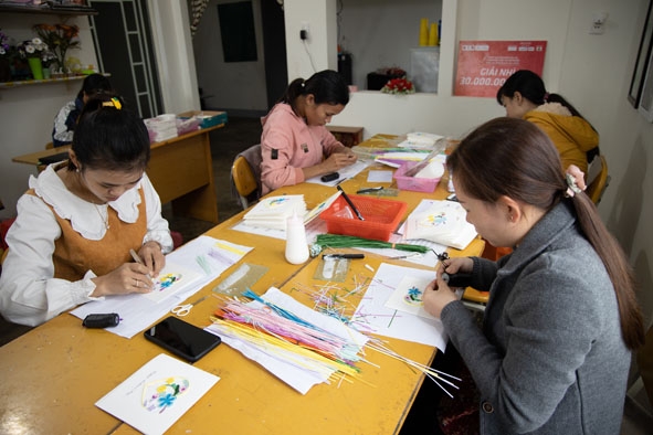 Cơ sở làm tranh giấy xoắn của chị Lê Thị Mùi. 