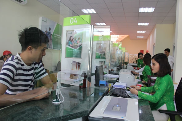 Khách hàng làm thủ tục mở thẻ tại Phòng giao dịch Thuần Mẫn thuộc Vietcombank Đắk Lắk.  