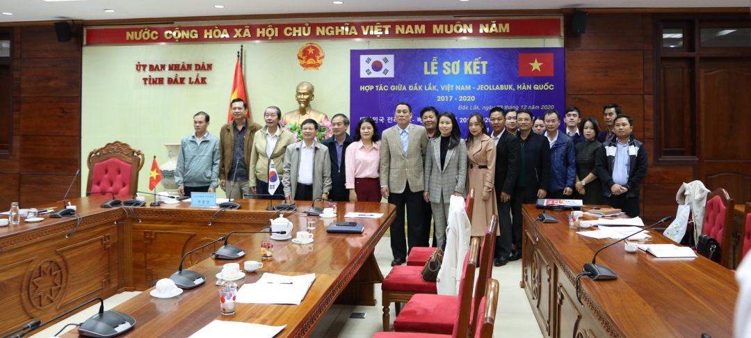 Các đại biểu dự hội nghi chụp ảnh lưu niệm trước khi kết thúc hội nghị trực tuyến.
