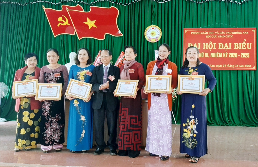 Các cá nhân có thành tích xuất sắc nhận giấy khen của
