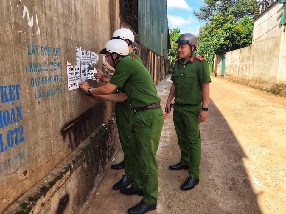 Công an TP. Buôn Ma Thuột ra quân xóa các quảng cáo liên quan đến 