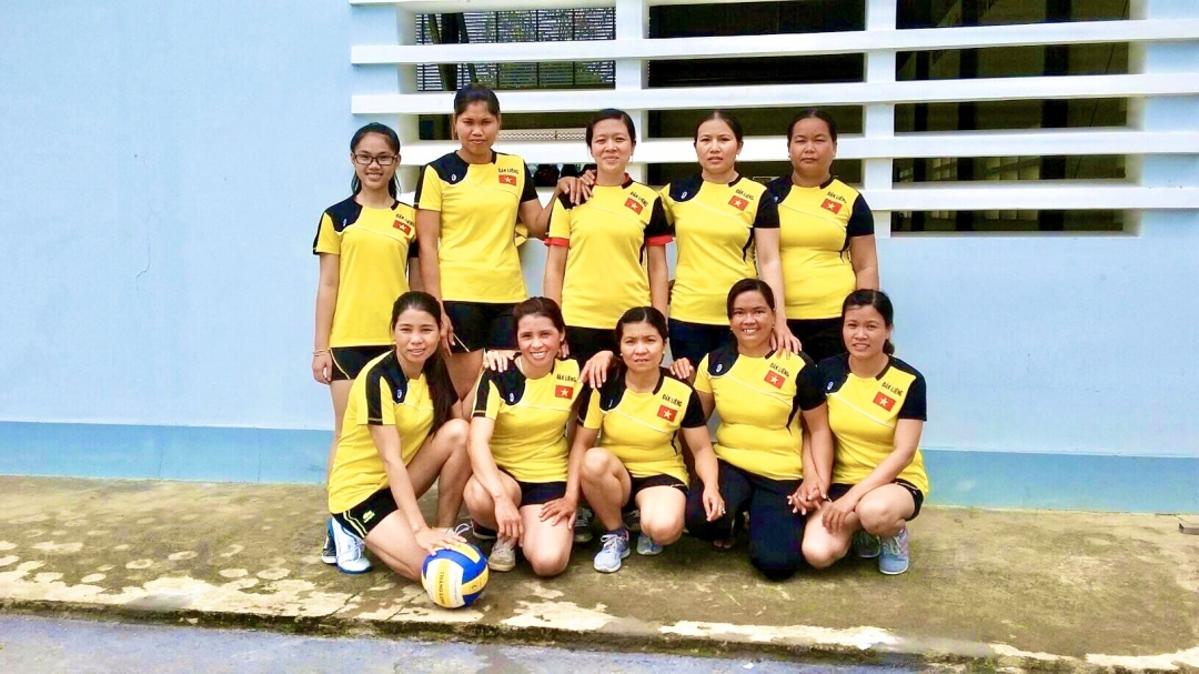 Chi hội Phụ nữ thôn Hòa Bình 3 (xã Đắk Liêng, huyện Lắk) chụp hình lưu niệm sau khi đoạt giải Nhất môn bóng chuyền nữ do huyện Lắk tổ chức.