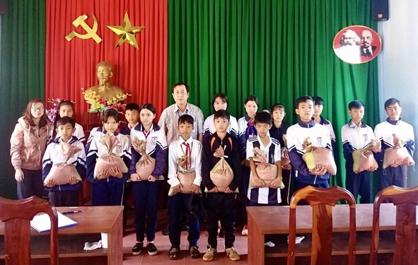 Thầy Phạm Văn Hậu tặng quà cho các em học sinh có hoàn cảnh khó khăn.