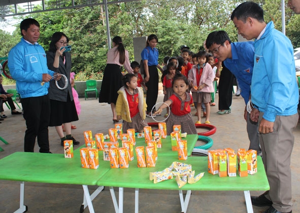 Học sinh điểm trường buôn Dhung hào hứng tham gia hoạt động trải nghiệm sáng tạo.