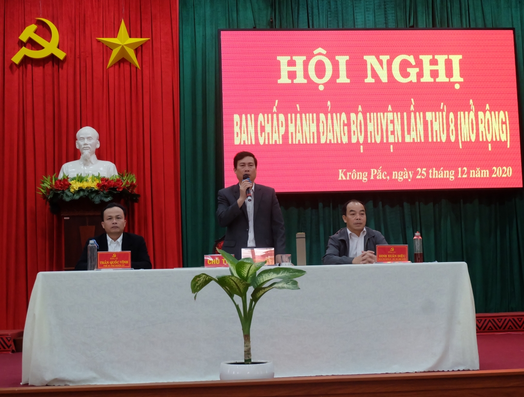 Bí thư Huyện ủy Trần Hồng Tiến phát biểu điều hành tại Hội nghị