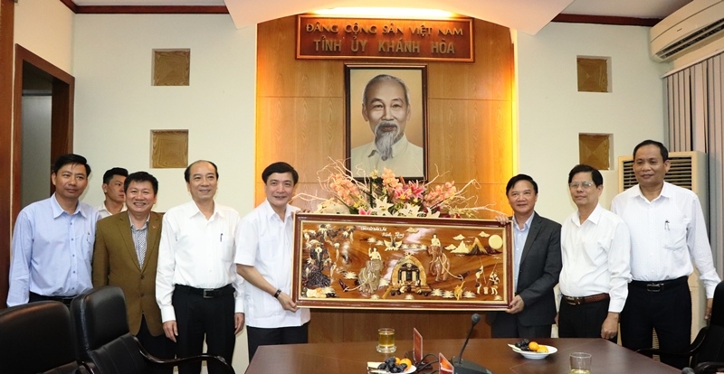  Lãnh đạo tỉnh Đắk Lắk tặng quà lưu niệm lãnh đạo tỉnh Khánh Hòa.