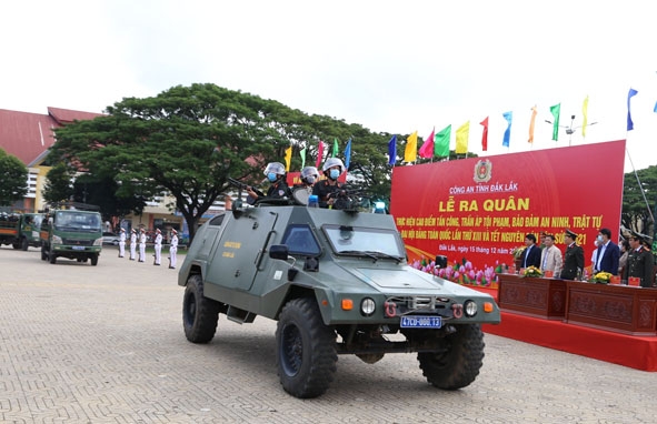 Các lực lượng của Công an tỉnh tham gia diễu hành và tuyên truyền lưu động tại lễ ra quân trấn áp tội phạm.