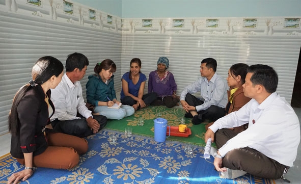 Chị H’Mlam Byă (thứ tư từ trái sang) ở buôn  Ê Ga, xã Ea Kmút (huyện Ea Kar) chia sẻ niềm vui  khi vừa xây được ngôi nhà mới.  