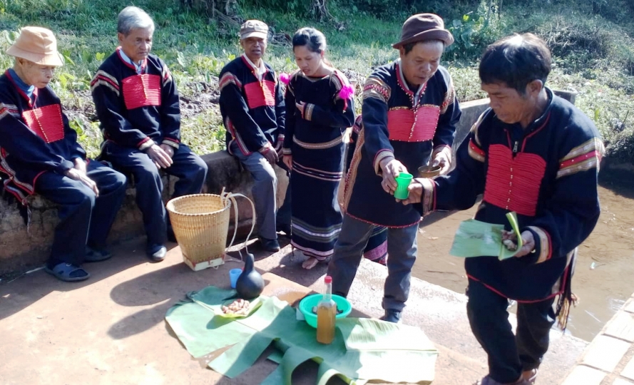 Ông Y Wơn Niê (thứ hai từ phải sang) đang thực hiện nghi lễ trong Lễ cúng bến nước  của buôn Wiâo A (thị trấn Krông Năng, huyện Krông Năng). 