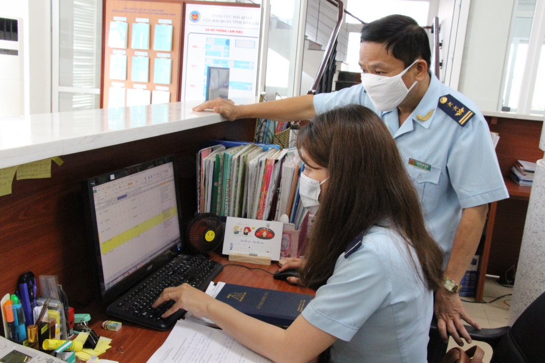 Cán bộ Chi cục Hải quan Buôn Ma Thuột xử lý hồ sơ trên hệ thống ngành