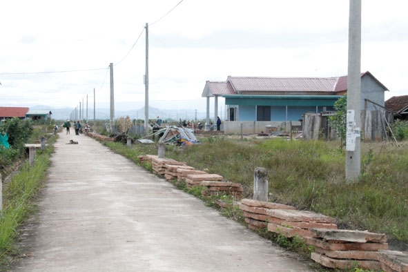 Những ngôi nhà khang trang của các hộ dân tại khu tái định cư số 1 (xã Cư Elang, huyện Ea Kar). 