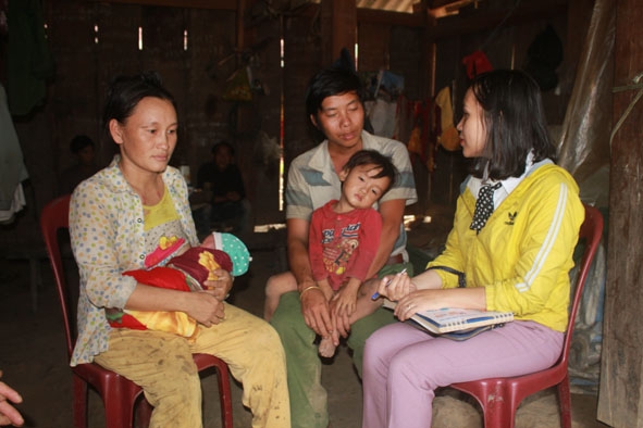 Cán bộ dân số xã Cư Pui (huyện Krông Bông) vận động phụ nữ nghèo sinh con đúng chính sách dân số.    
