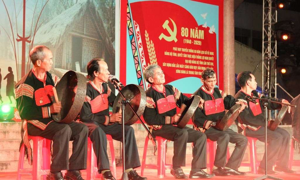 diễn tấu cồng chiêng tại liên hoan văn hóa cồng chiêng tỉnh Đắk Lắk năm 2020 với chủ đề “Bảo tồn và phát huy di sản văn hóa cồng chiêng trong xu thế hội nhập”.