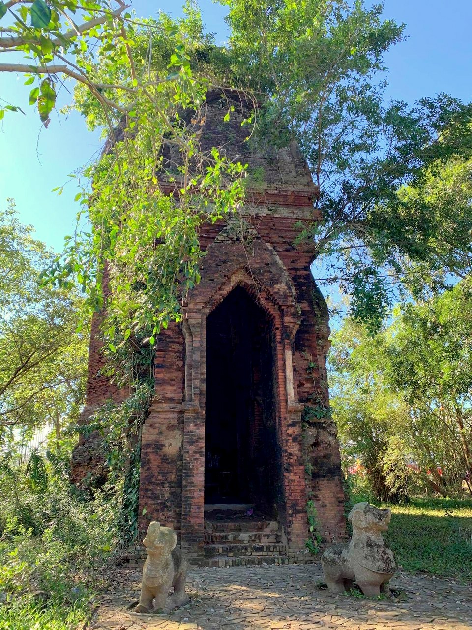 Tháp  Bằng An nhìn từ  cổng chính.  