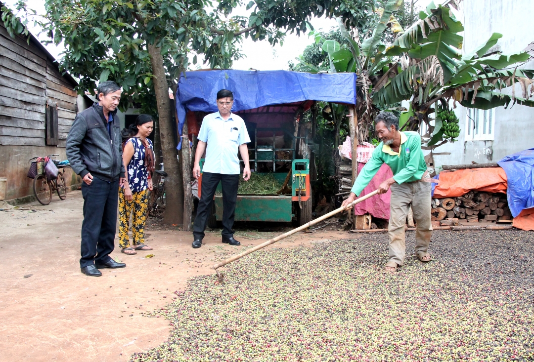 Cán bộ Hội CCB xã Ea Tu tìm hiểu tình hình phát triển kinh tế của gia đình hội viên Y Sưn Bing (buôn Ko Tam).