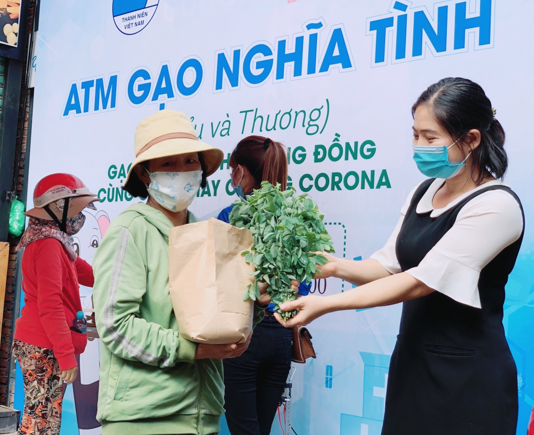 Tinh thần đoàn kết, tương thân tương ái là sức mạnh giúp Việt Nam chiến thắng đại dịch Covid-19. (Trong ảnh: Người dân được hỗ trợ gạo từ ATM gạo tại TP. Buôn Ma Thuột).   Ảnh: Vân Anh