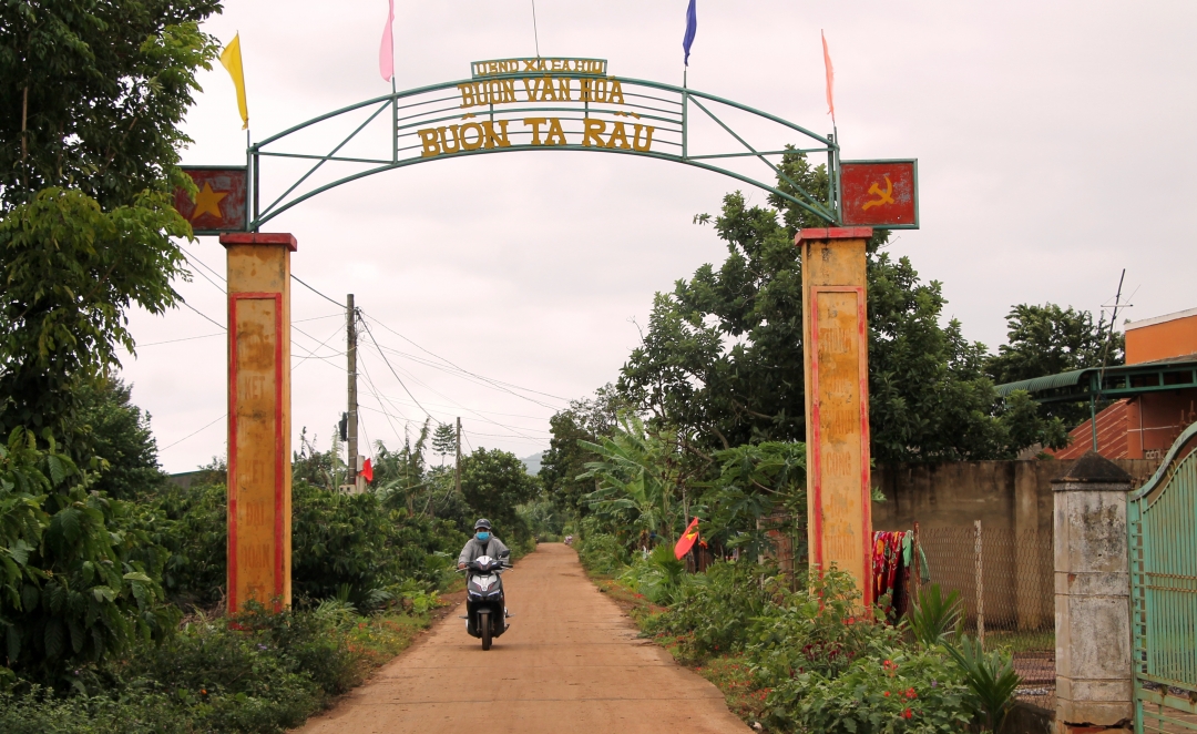 Buôn Tà Rầu, xã Ea Hiu đã được đầu tư hệ thống đường bê tông, điện chiếu sáng, tạo diện mạo mới khang trang. 