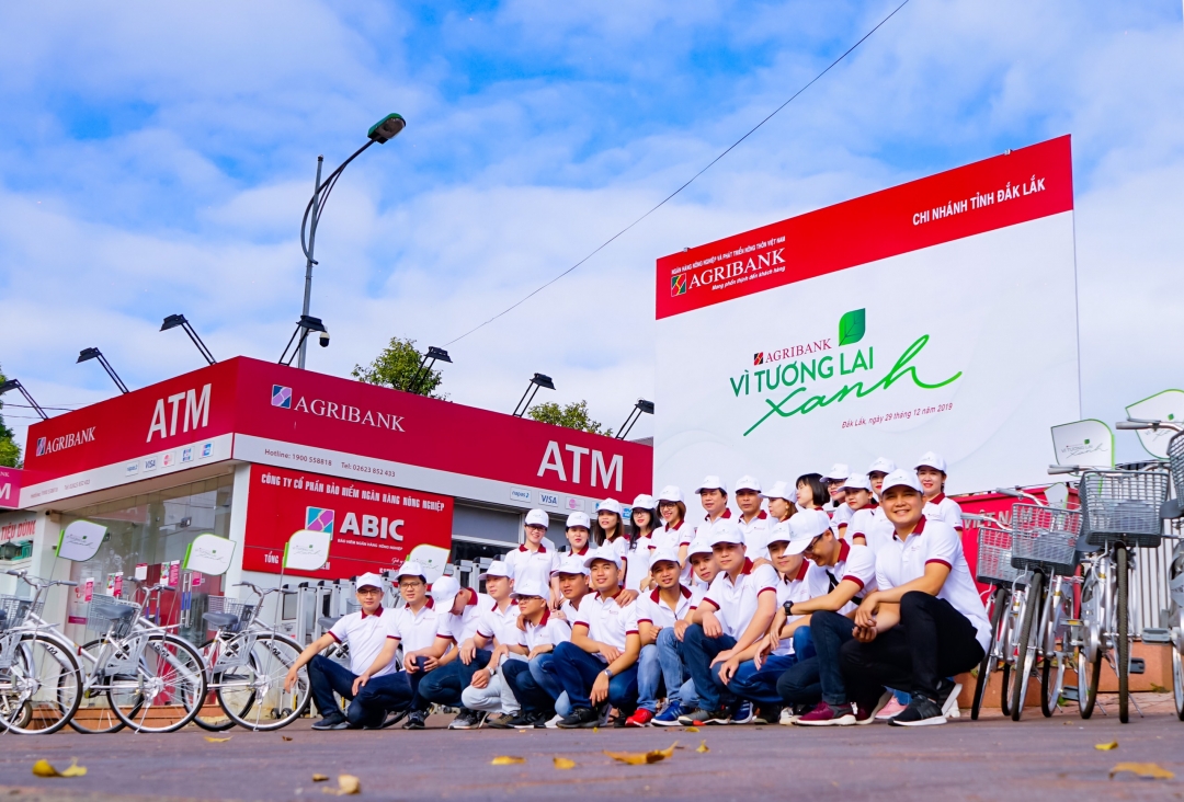 Lực lượng tình nguyện viên của Agribank Đắk Lắk ra quân tuyên truyền thông điệp “Agribank - Vì tương lai xanh”. 