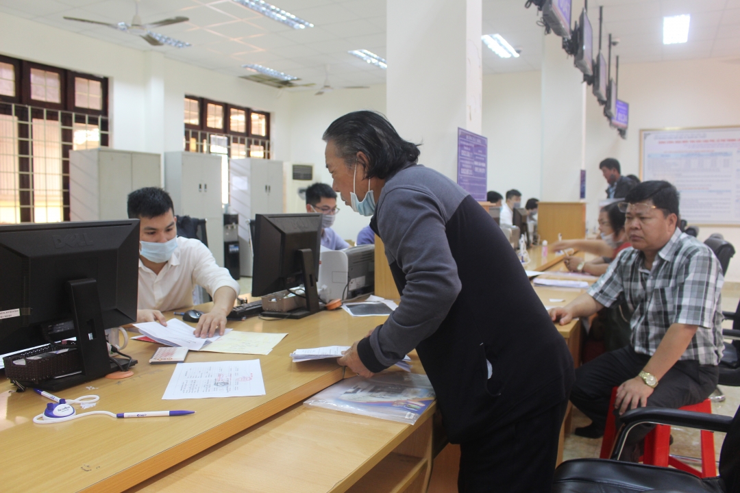 Cán bộ Chi nhánh Văn phòng Đăng ký đất đai TP. Buôn Ma Thuột giải quyết hồ sơ TTHC cho người dân.