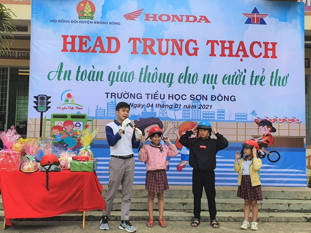 đại diện Honda Trung Thạch Krông Bông hướng dẫn cách đội mũ bảo hiểm đúng cách cho các em