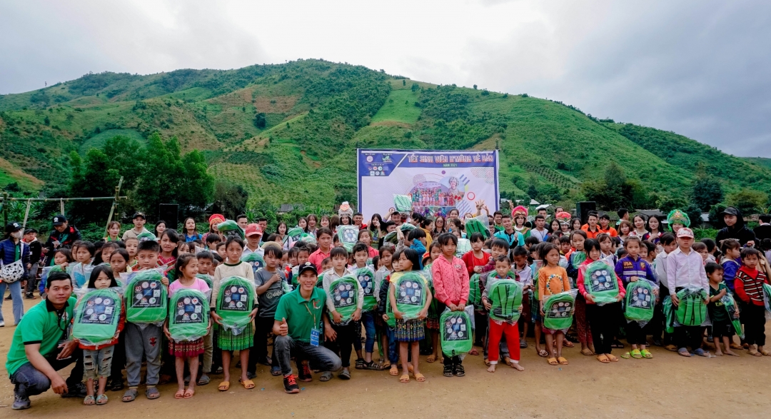 Trao quà cho học sinh nghèo.