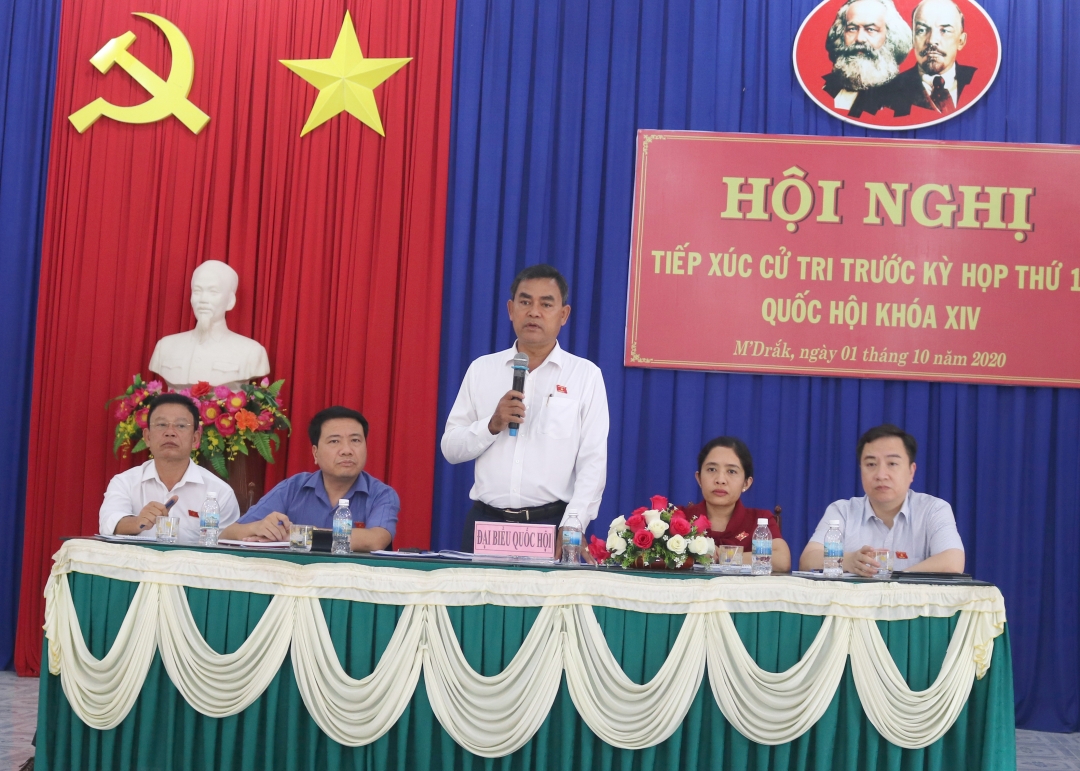 Đoàn ĐBQH tỉnh tiếp xúc cử tri  huyện M'Drắk trước Kỳ họp thứ 10,  Quốc hội khóa XIV.      Ảnh:  Tuyết Mai