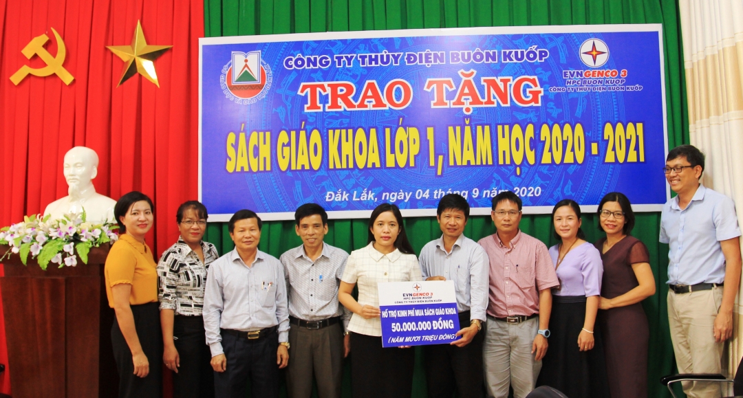 Bà Lê Thị Thanh Xuân đại diện ngành Giáo dục tỉnh nhận hỗ trợ từ Công ty Thủy điện Buôn Kuốp để mua sách giáo khoa lớp 1 cho học sinh có hoàn cảnh khó khăn trên địa bàn tỉnh. Ảnh:N.Đạt