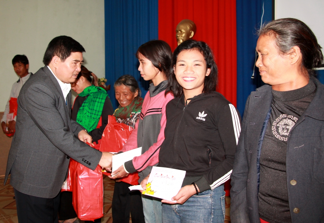 Phó Trưởng đoàn chuyên trách Đoàn ĐBQH tỉnh Y Khút Niê tặng quà cho hộ đồng bào dân tộc thiểu số khó khăn huyện M'Drắk