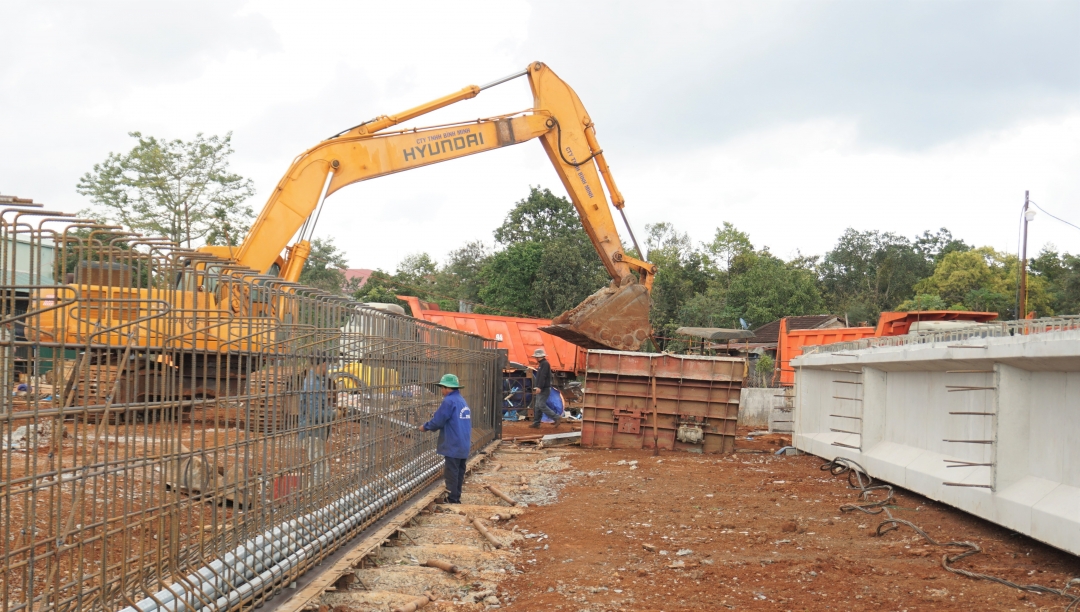 Công nhân thi công dầm cầu thuộc Dự án đường Giải Phóng (đoạn từ đường Nguyễn Chí Thanh đến bùng binh Km5, TP. Buôn Ma Thuột). 