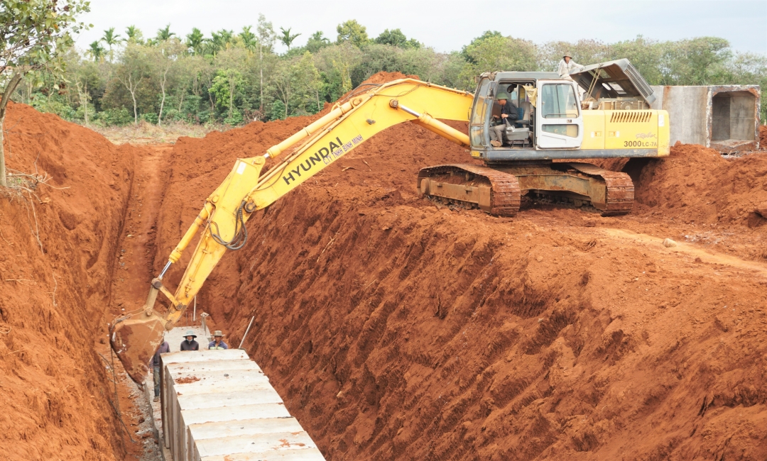 Thi công hạng mục cống thoát nước của Dự án đường Giải Phóng (đoạn từ đường Nguyễn Chí Thanh đến bùng binh Km5,  TP. Buôn Ma Thuột). 