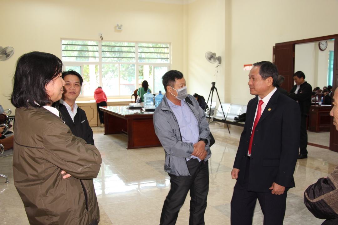 Ông Ngô Việt Hồng, Phó Cục trưởng Cục Thuế tỉnh (bìa phải) chia sẻ khó khăn với người nộp thuế bên thềm Hội nghị đối thoại doanh nghiệp về chính sách và cải cách hành chính thuế lần thứ II - năm 2020.