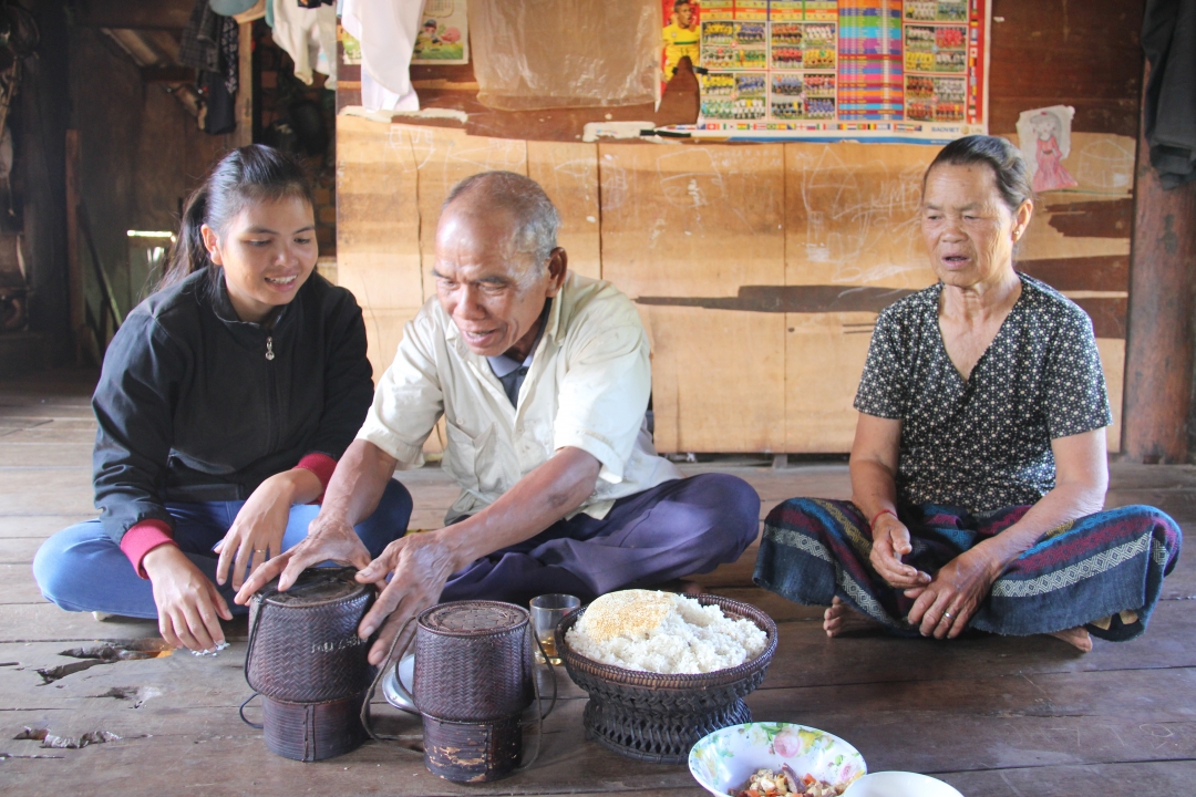 hế hệ trẻ  Bru Vân Kiều  (xã Ea Hiu,  huyện Krông Pắc)  tìm hiểu  về nghi thức  cúng lúa mới  của cộng đồng  mình.   Ảnh:  Hoa Nguyên