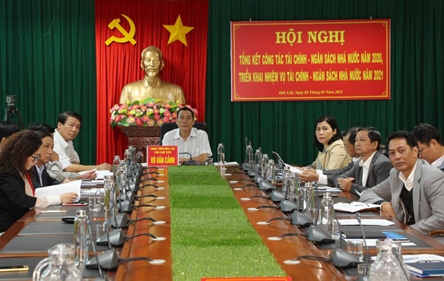 Các đại biểu tham dự hội nghị tại cầu Đắk Lắk