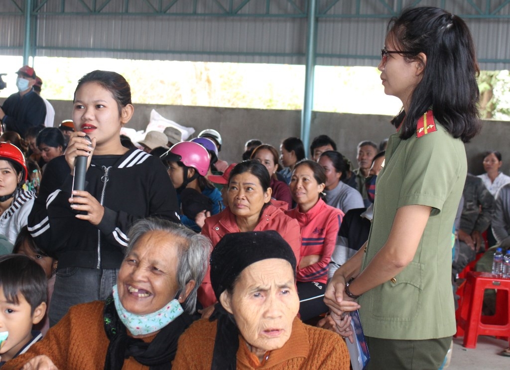 Người dân xã Krông Na (huyện Buôn Đôn) chia sẻ kiến thức về an toàn giao thông. 